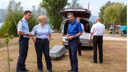 Kurz nachdem auf dem Bodensee eine Schmugglerroute der Mafia ausgehoben wurde, werden zwei Wasserschutzpolizisten tot aufgefunden. Pirmin Spitznagel (Simon Werdelis), Nele Fehrenbach (Floriane Daniel) und Hauptmann Adrian Aubry (Martin Rapold) beim Abtransport der Leichen.