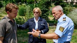 Leonies Freund Johann Vogt (Felix von Bredow, li.) beteuert seine Unschuld am Tod von Leonies Exfreund Heiko. Nele Fehrenbach (Floriane Daniel) und Paul Schott (Tim Wilde, re.) haben so ihre Zweifel.