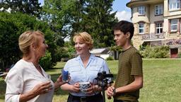 Mechthild Fehrenbach (Diana Körner, li.) startet mit Hilfe ihres Enkels Niklas Fehrenbach (Noah Calvin, re.) den Video-Blog "Mechthild hilft". Nele Fehrenbach (Floriane Daniel, mi.) staunt nicht schlecht über die Aktivitäten ihrer Mutter.