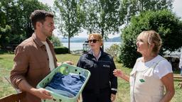 Mechthild (Diana Körner) sorgt für Verdruss bei Jakob (Max König). Für ihre Batik-Experimente hat sie ausgerechnet sein neues T-Shirt zweckentfremdet (mit Floriane Daniel).