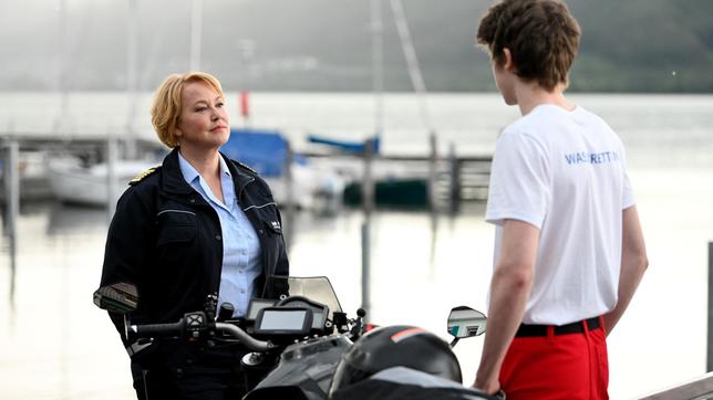 Nele Fehrenbach (Floriane Daniel) befragt Leon Berg (Florian Burgkart). Der Kollege des Toten soll erklären, wie er sich mit seinem Einkommen, ein solch teures Motorrad leisten kann?