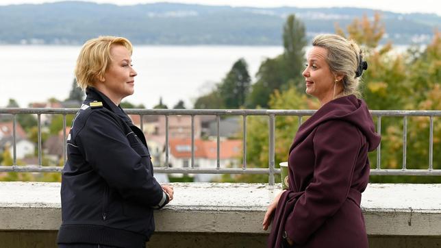 Nele Fehrenbach (Floriane Daniel) ermitteltelt an der Uni im Fall einer ermordeten Wissenschaftlerin und befragt deren Kollegin Hannah Havas (Katharina Pichler).