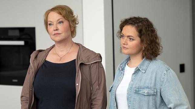 Nele Fehrenbach (Floriane Daniel) und Julia Demmler (Wendy Güntensperger) erfahren, dass das Entführungsopfer sein Handy zu Hause vergessen hat.