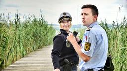 Nele Fehrenbach (Floriane Daniel) und Pirmin Spitznagel (Simon Werdelis) auf Streife im Naturschutzgebiet.