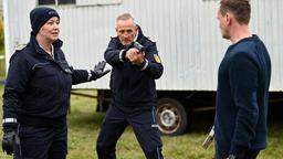 Nele Fehrenbach (Floriane Daniel) und und Paul Schott (Tim Wilde) versuchen den Bankräuber Martin Draheim (Adam Venhaus) zu stellen.