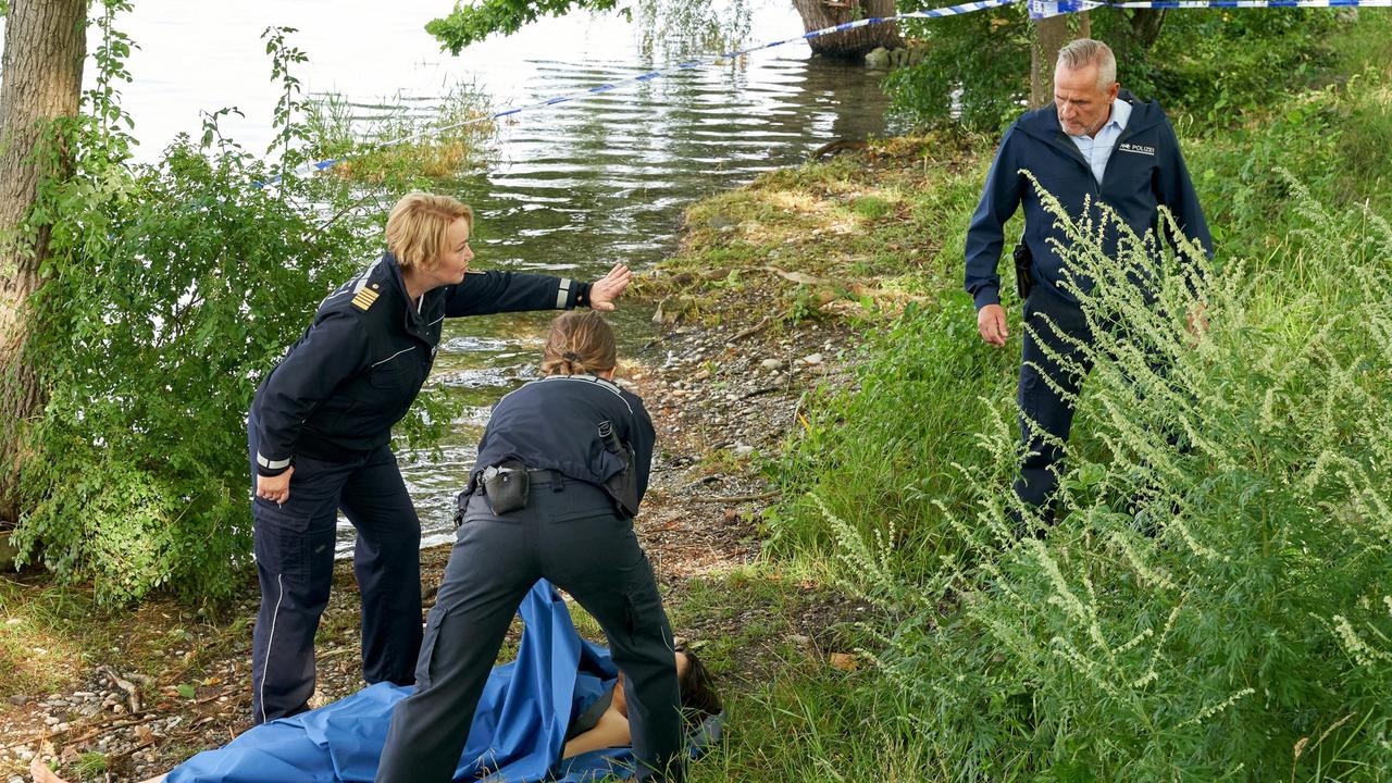 Nele Fehrenbach (Floriane Daniel) versucht zu verhindern, dass Paul Schott (Tim Wilde) die in Folie verpackte Leiche zu Gesicht bekommt. Als Paul Schott die Tote erkennt, gerät sein Leben aus den Fugen.