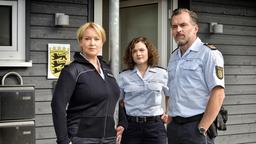 Nele (Floriane Daniel), Julia (Wendy Güntensperger) und Andreas Rambach (Ole Puppe) vor der Station der Wasserschutzpolizei.