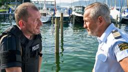 Paul Schott (Tim Wilde) befragt Einsatzleiter Matthias Krämer (Martin Lindow) zu den Geschehnissen bei der Bombenentschärfung.