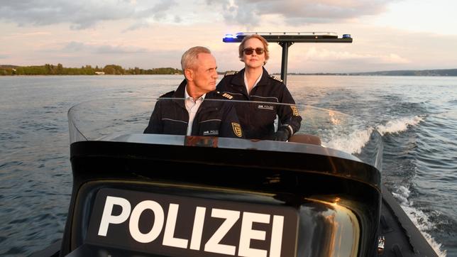 Paul Schott (Tim Wilde) und Nele Fehrenbach (Floriane Daniel) fahren über den Bodensee.