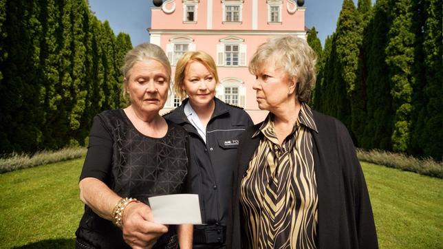 Ursula Wiesel (Cordula Trantow) und Gertraud Bergmann (Grit Böttcher) identifizieren Mechthild, die Mutter von Nele (Floriane Daniel), als weitere Geliebte des ermordeten Alfred.