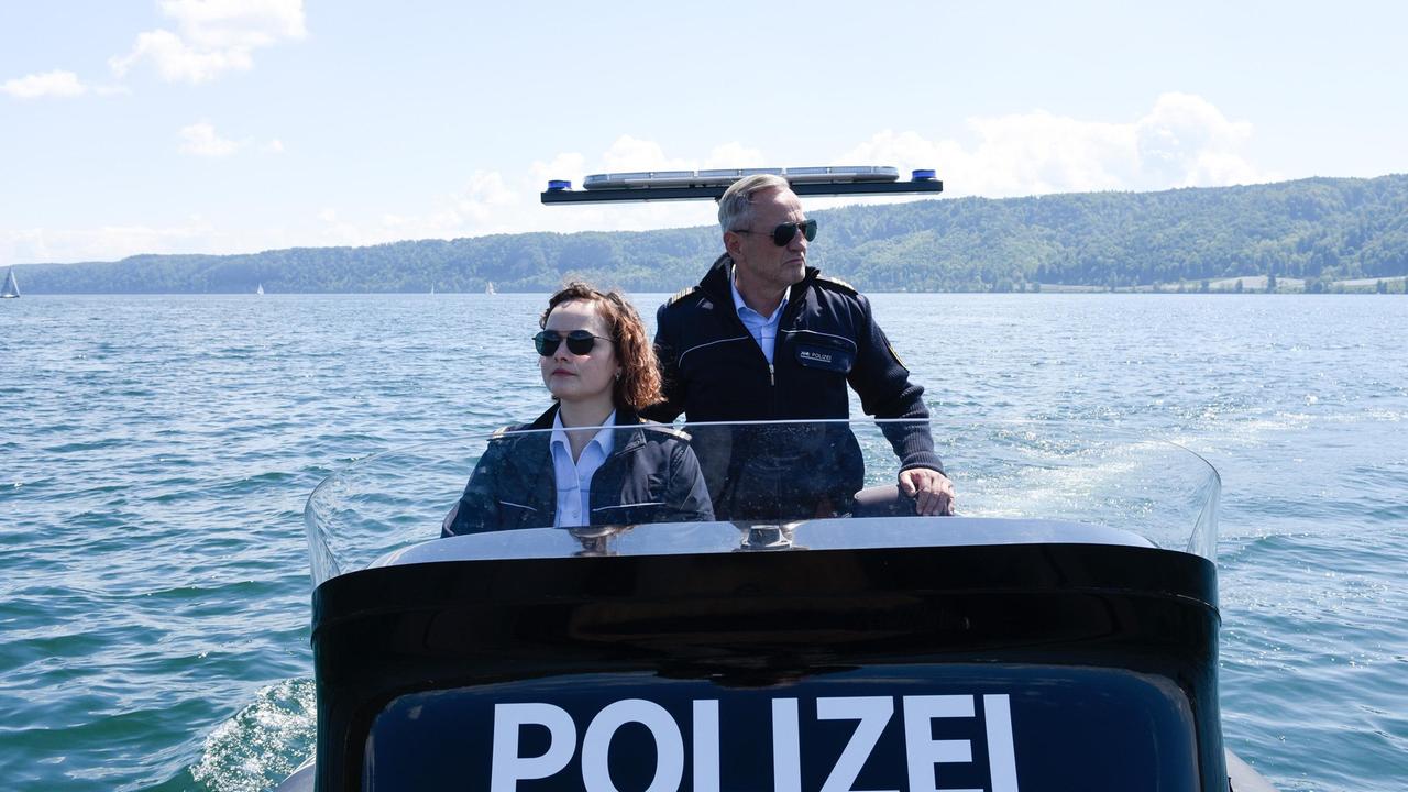 Während einer  Patrouillenfahrt auf dem Bodensee machen Julia Demmler (Wendy Güntensperger) und Paul Schott (Tim Wilde) einen traurigen Fund.