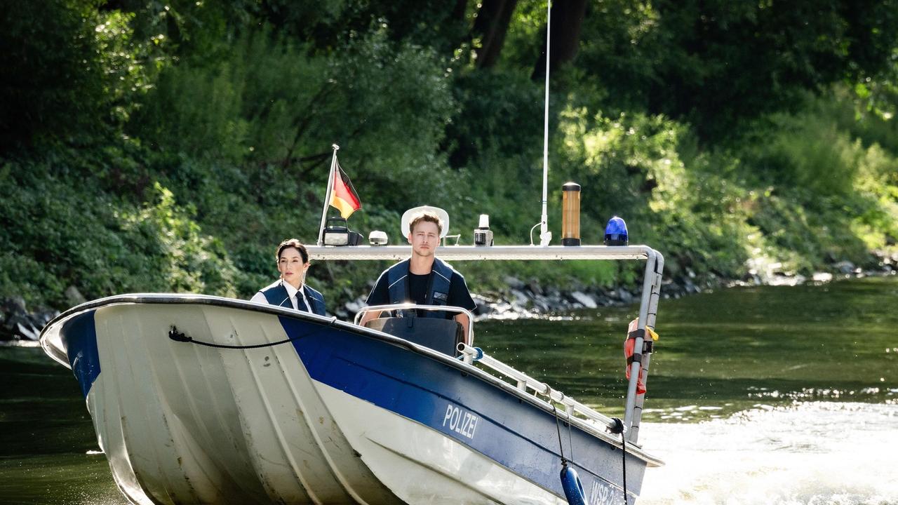 Arda (Yasemin Cetinkaya) und Mark (Timmi Trinks) fahren zurück zum Bootsverleih.