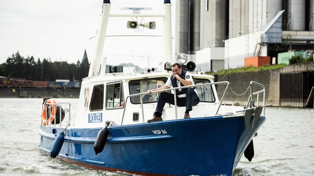 Jäger (Markus John) kann sich nicht ans Bootfahren gewöhnen.