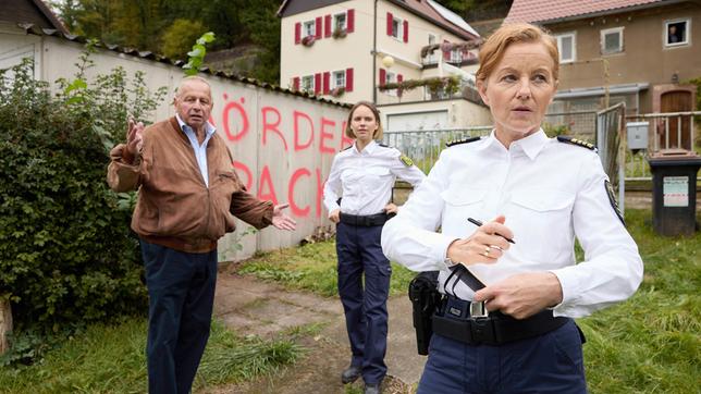 Eine Hauswand wurde beschmiert. Hauptkommissarin Maike Junghans (Carina Wiese) und Kommissarin Jana Macourek (Barbara Prakopenka, h,) nehmen die Beschwerden von Uwe Gomolka (Hilmar Eichhorn) auf.