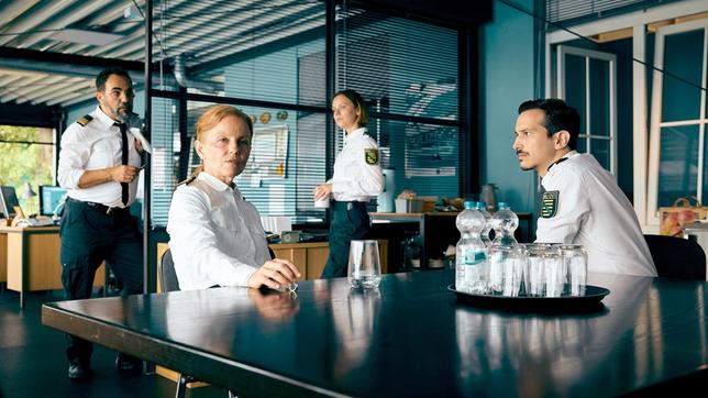 Hauptkommissarin Maike Junghans (Carina Wiese), Sami Fares (Adnan Maral), Kommissarin Jana Macourek (Barbara Prakopenka) und Kommissar Moritz Krätschmer (Ferdi Özten) befinden sich im Besprechungsraum und besprechen die aktuellen Ermittlungen.