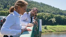 Hauptkommissarin Maike Junghans (Carina Wiese) und Kommissar Sami Fares (Adnan Maral, r. mit Kompasin) schauen schockiert von der Brücke.