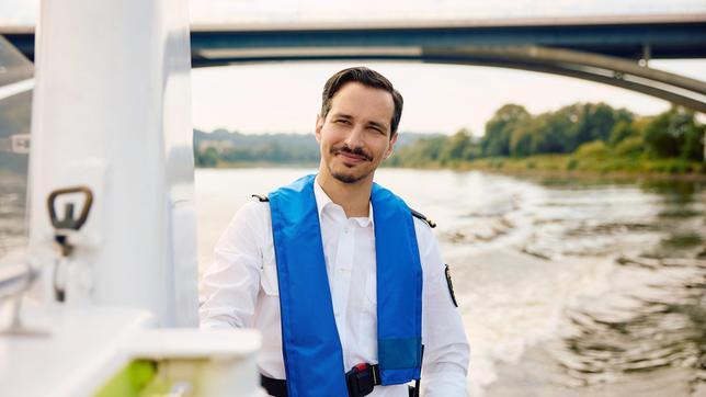 Kommissar Moritz Krätschmer (Ferdi Özten) liebt es auf der "Elbaue" über den Fluss zu fahren.