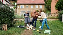 Uwe Gomolka (Hilmar Eichhorn) versucht den Streit von Martha Siemers (Christa Rockstroh) und Ingo Koschwitz (Markus Gertken) zu schlichten.