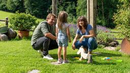 Antonia (Fabinne Lohinger, Louisa Hagenauer) spielt mit Maria Beissl (Kathrin von Steinburg) und Toni (Ben Blaskovic) im Garten.