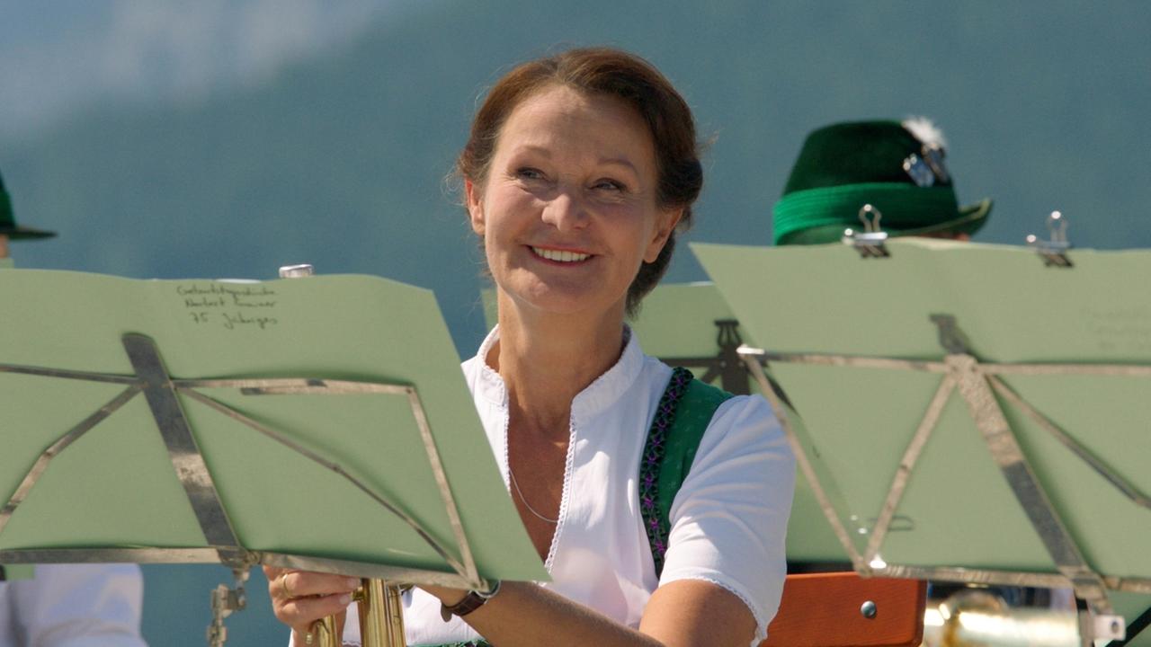 Beissls Ehefrau Elisabeth (Barbara Weinzierl) spielt nach dreißig Jahren Abstinenz wieder in der Trachtenkapelle Trompete.