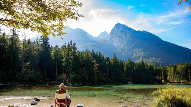 Benedikt Beisssl (Andreas Giebel) sucht Ruhe und Entspannung beim Fischen in der Natur.