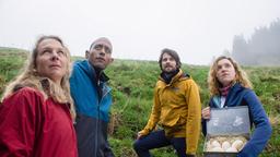 Der seltene Bartgeier kreist am Himmel über den Teilnehmern der Canyoning-Tour, Marlies Renner (Bernadette Schnabl), Jerry Paulsen (Peter Marton), Theo Gursky (Philip Birnstiel) und Laura Reiter