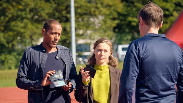 Die Kommissare Jerry Paulsen (Peter Marton) und Sophia Strasser (Katharina Goebel) stellen sich dem Trainer Christoph Schaub (Guido Broscheit) vor.