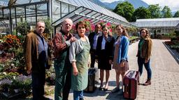 Die Kommissare statten der Familie Greiner auf deren Gärtnerei-Gelände einen Besuch ab. (von links: Andreas Giebel, Edi Jäger, Janina Hartwig, Peter Marton, Rhiona Glienke, Yanthe Liv Glienke, Katharina Leonore Goebel).