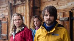 Die Teilnehmer der Canyoning Tour Marlies Renner (Bernadette Schnabl), Laura Reiter und Theo Gursky (Philip Birnstiel) verdächtigen Jerry, ein Mörder zu sein.