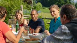 Für das Familienessen ist aufgetischt und es werden Späße gemacht. Benedikt Beissl (Andreas Giebel), Elisabeth Beissl (Barbara Weinzierl), Eva Beissl (Leonie Brill), Johanna Beissl (Ines Lutz) und Jerry Paulsen (Peter Marton).