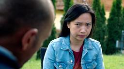 Pei Lin Bach (Thao Vu) zögert bei der Befragung von Jerry Paulsen (Peter Marton) und bricht mitten im Satz ab.