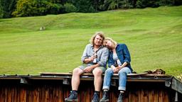 Vevi Wagner (Sophia Schober) und Lukas Schuberl (Franz Xaverl Zeller) unterhalten sich bei einem Bier über den skurrilen Fall.