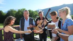 Von links: Maria Beissl (Kathrin von Steinburg), Benedikt Beissl (Andreas Giebel), Jason Gribb (Jim Delbridge), Elisabeth Beissl (Barbara Weinzierl) und Eva Beissl (Leonie Brill) feiern Elisabeths Geburtstag.