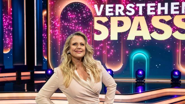 Es ist wieder soweit für die Frage aller Fragen, die keine so charmant stellt wie Barbara Schöneberger: „Verstehen Sie Spaß?“ Die Entertainerin präsentiert prominente Lockvögel, lustige Streiche und Ausgetrickste mit Humor.