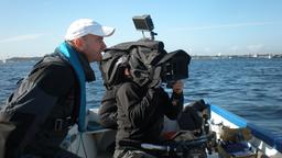 Der Regisseur mit Kameramann im Boot