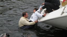 Nicolas König und Mona Klare im Wasser, Fabian O. Wien im Boot
