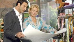 Nick (Joachim Raaf) beauftragt Alice (Janette Rauch) mit der Gartengestaltung für sein Traumazentrum.