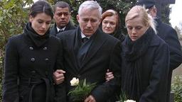 Die Familie bei der Beerdigung