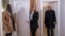Amelie (Lara-Isabelle Rentinck) muss Hendrik (Jerry Kwarteng) ablenken, damit er ihr nicht auf die Schliche kommt (mit Mathieu Carrierè).