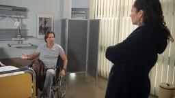 Ben (Hakim Michael Meziani) konfrontiert Tina (Katja Frenzel) mit seinem Entschluss, dass er sich nicht operieren lassen wird.