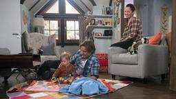 Ben (Hakim Michael Meziani) und Tina (Katja Frenzel) spielen mit Baby Louis .