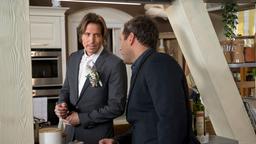 Ben (Hakim Michael Meziani) wundert sich vor Leo (Daniel Hartwig), als Tina sich vermeintlich fröhlich in ihre Hochzeitsparty stürzt.