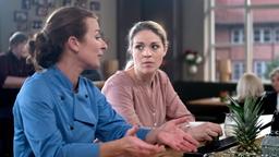 Britta (Jelena Mitschke) erzählt Carla (Maria Fuchs), dass sie bereit wäre Kompromisse einzugehen, um ihre Beziehung zu Timo zu retten.