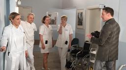 Britta (Jelena Mitschke) ist es plötzlich unangenehm, dass Lasse (Oliver Sauer) sie und ihre Kollegen (Komparsen) bei der Arbeit begleitet.