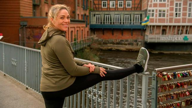 Britta (Jelena Mitschke) kommt beim Lauftraining an ihre Grenzen, doch die richtigen Schuhe bringen sie wieder nach vorn.