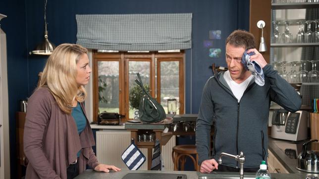 Britta (Jelena Mitschke) sieht mit Entsetzen, dass Ben Lasse (Oliver Sauer) ein Blaues Auge verpasst hat.