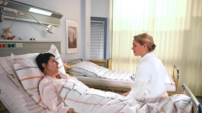 Britta (Jelena Mitschke) verspricht der verzweifelten Melanie (Nadine Zaddam), alles für sie zu tun, damit sie wieder gesund wird.