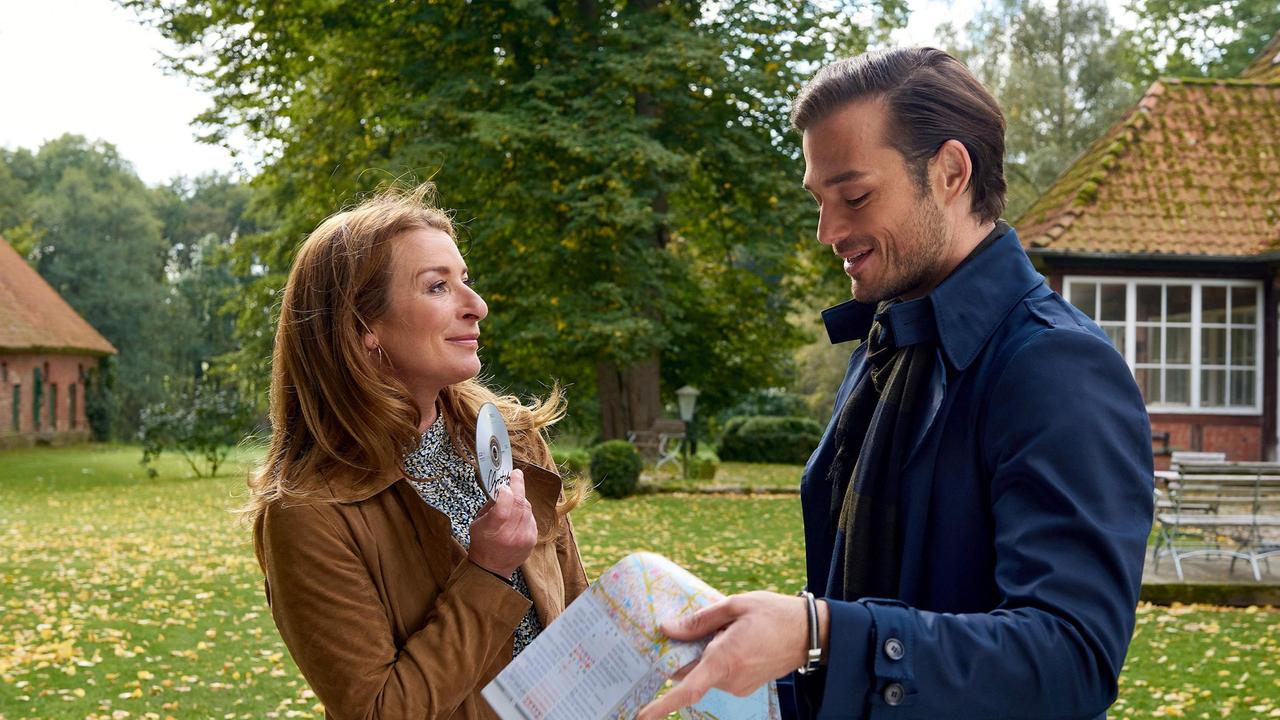 Carla (Maria Fuchs) und Philip (Marc Schöttner)  starten unbeschwert ihre gemeinsame Provence-Reise.