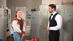David (Arne Rudolf) bietet Mia (Leonie Beuthner) die Ausbildungsstelle im Hotel an.