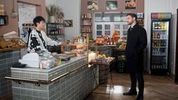 David (Arne Rudolf) kommt in den Gemüseladen, um Ellen (Yun Huang) zu bitten, ihm gegen Amelie beizustehen.